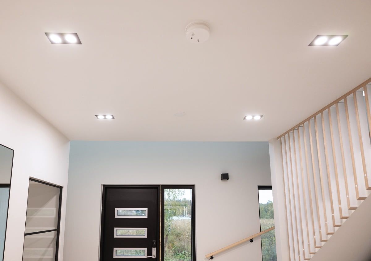 L'illuminazione dell'ingresso è posizionata in modo funzionale davanti all'armadio e vicino ai cassetti della sala. © LedStore.fi